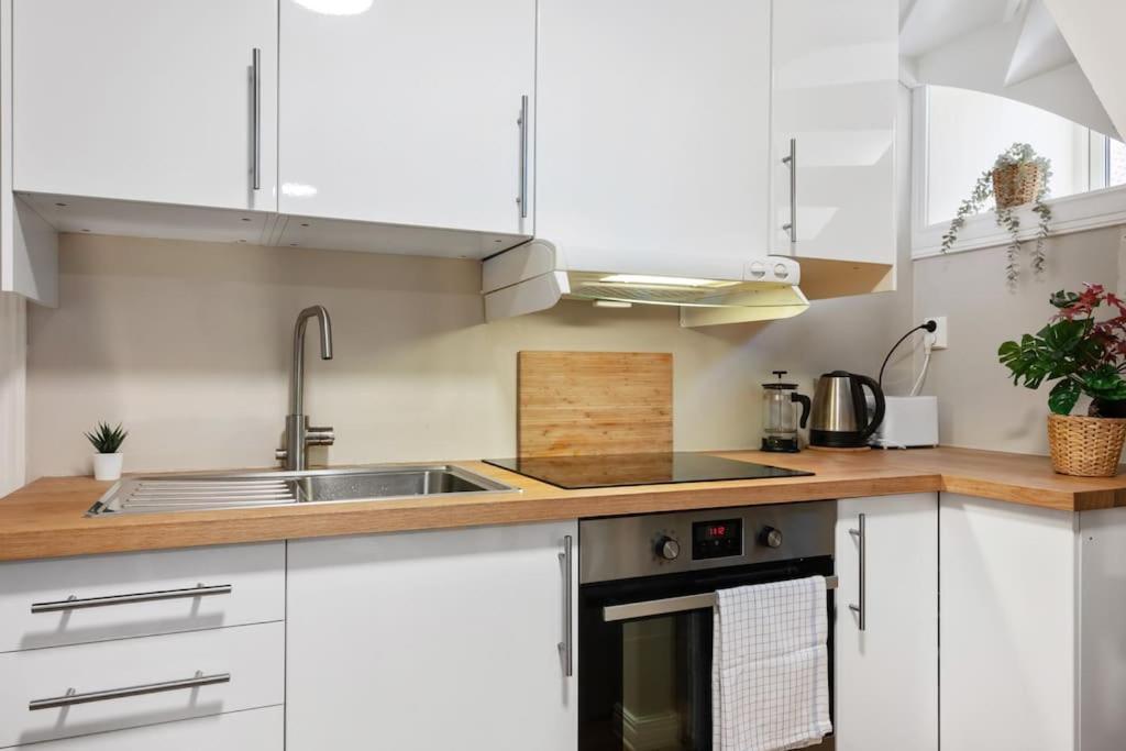 New! Modern City Apt: Central W/ Private Entrence เบอร์เกน ภายนอก รูปภาพ